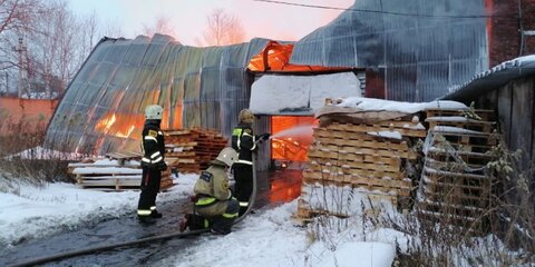 Ангар горит на территории мебельной фабрики в подмосковном Раменском