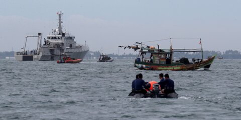 Спасатели обнаружили черные ящики разбившегося самолета в Индонезии – СМИ