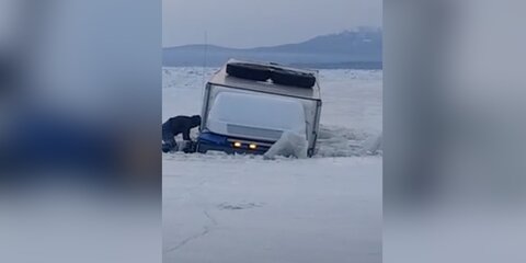 Грузовик провалился под лед на переправе под Николаевском-на-Амуре