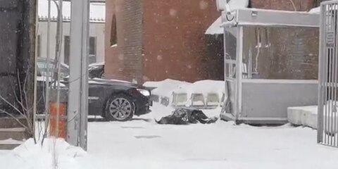 Машина насмерть задавила своего водителя на парковке в центре Москвы