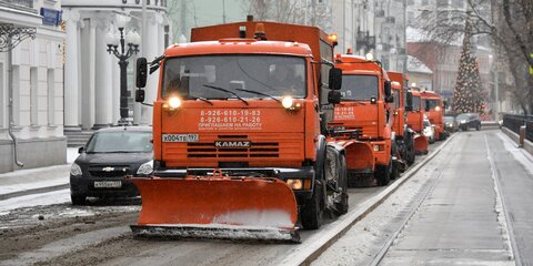 Водителей в Москве призвали не мешать движению колонн снегоуборочной техники