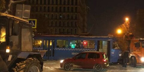 На северо-западе столицы столкнулись грузовик и трамвай