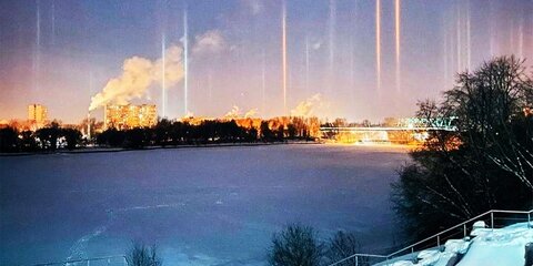 Россияне поделились фотографиями уникального природного явления – световых столбов