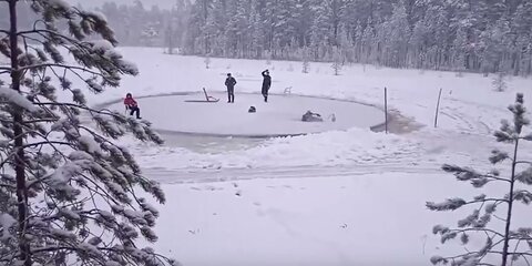 Жители Карелии вырезали ледяную карусель посреди озера