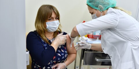 Около 400 тысяч москвичей сделали прививку от COVID-19