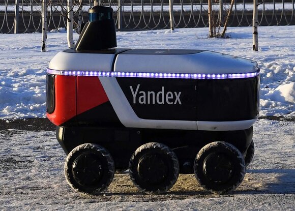 robot kurer nachal dostavlyat zakazy v