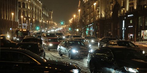 Дептранс призвал водителей Москвы отложить поездки на машинах
