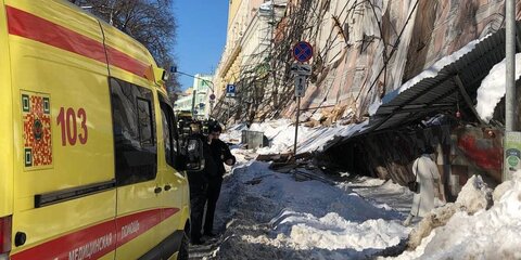 Один человек пострадал при обрушении строительных лесов в центре Москвы