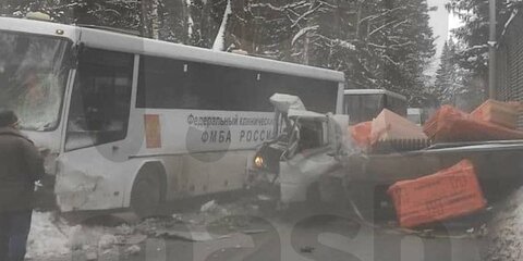 В Химках грузовик столкнулся с автобусом, перевозившим сотрудников больницы