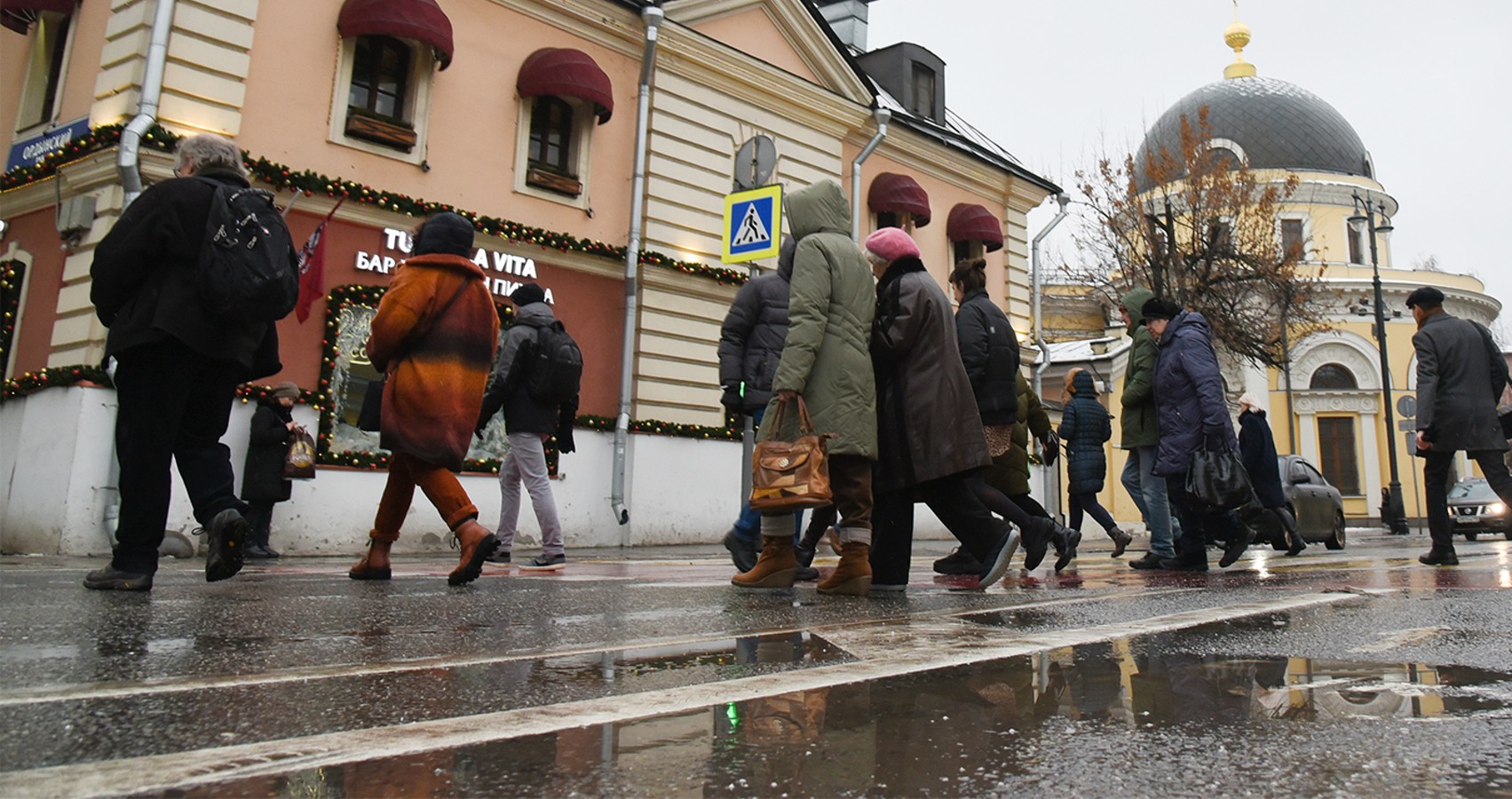 В москве потепление на следующей. Гололедица в Москве. Потепление в Москве. Гололед на улице в Москве. Скользко в Москве.