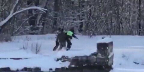 Спасатели вывели ходившего по льду водоема мужчину в трусах в Царицыне