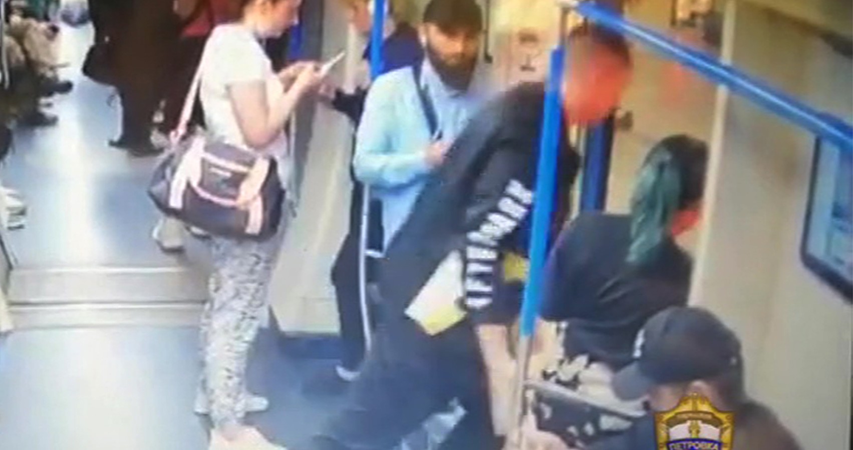 парни лапают в жопу девушек в метро фото 80