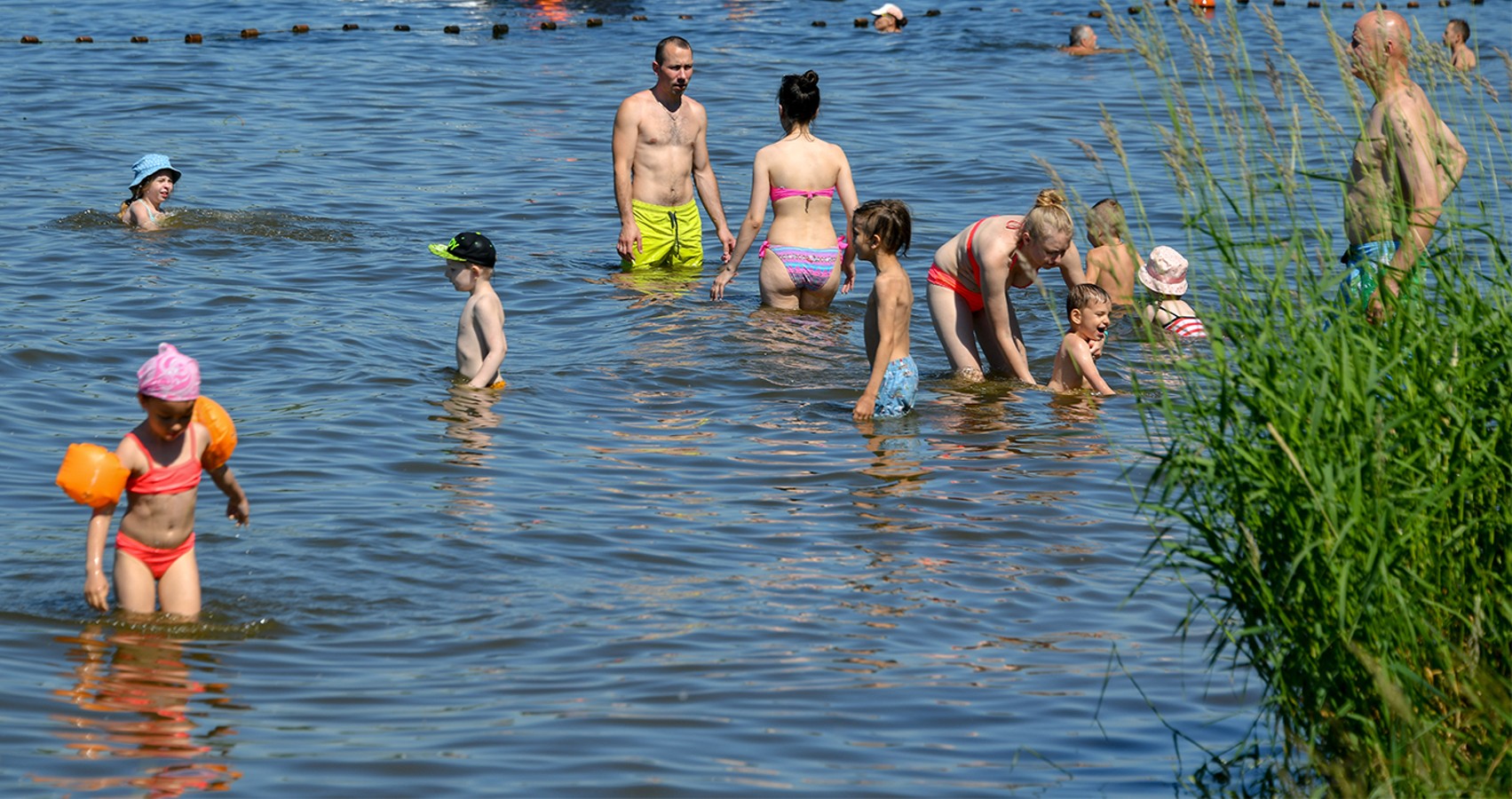 Август можно ли купаться. Купание в водоемах. Женщины купаются в одежде на водоемах. Дети купаются на московских пляжах. Купание в Москве реке.