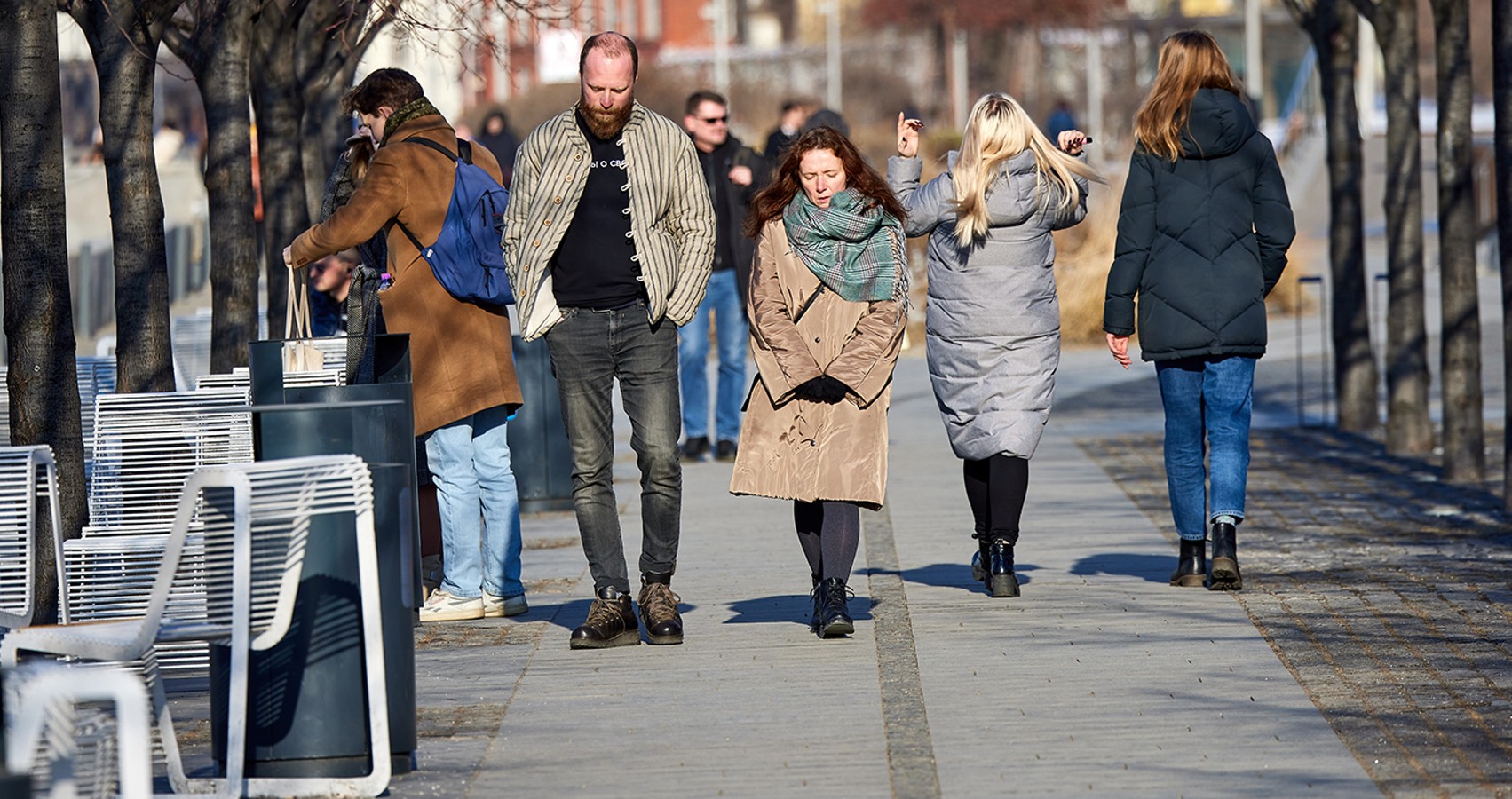 14 градусов что надеть. Москва люди. Люди в Москве весной. На улицу без шапки.