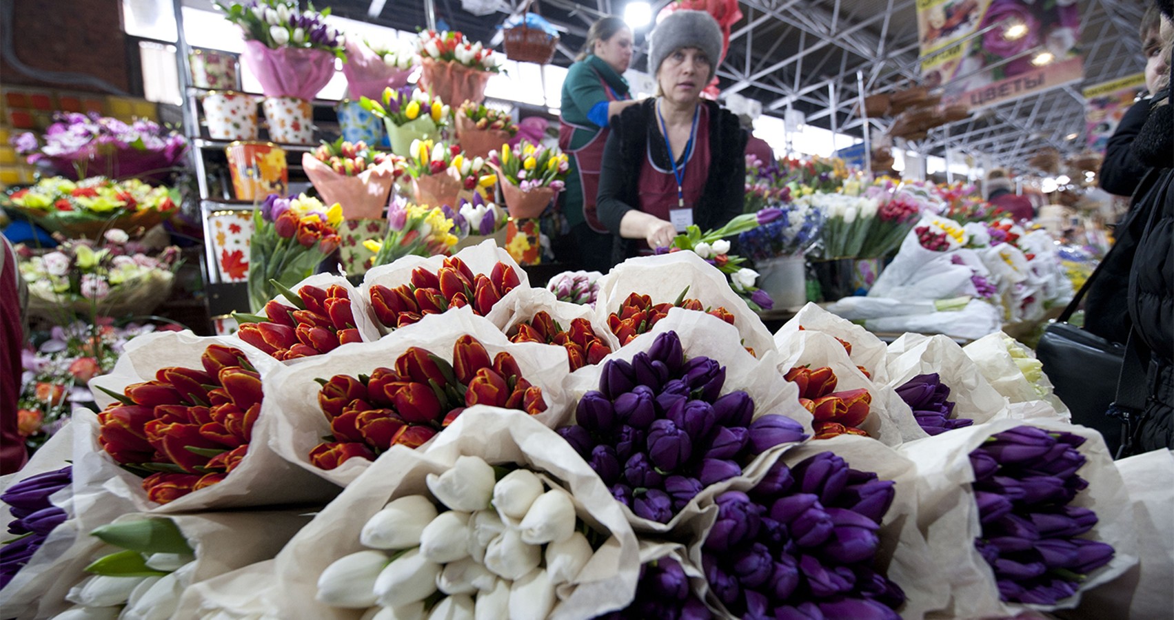 Где купить тюльпаны в москве. Рижский рынок тюльпаны. Цветочный рынок. Тюльпаны на рынке. Цветочный рынок в Москве.