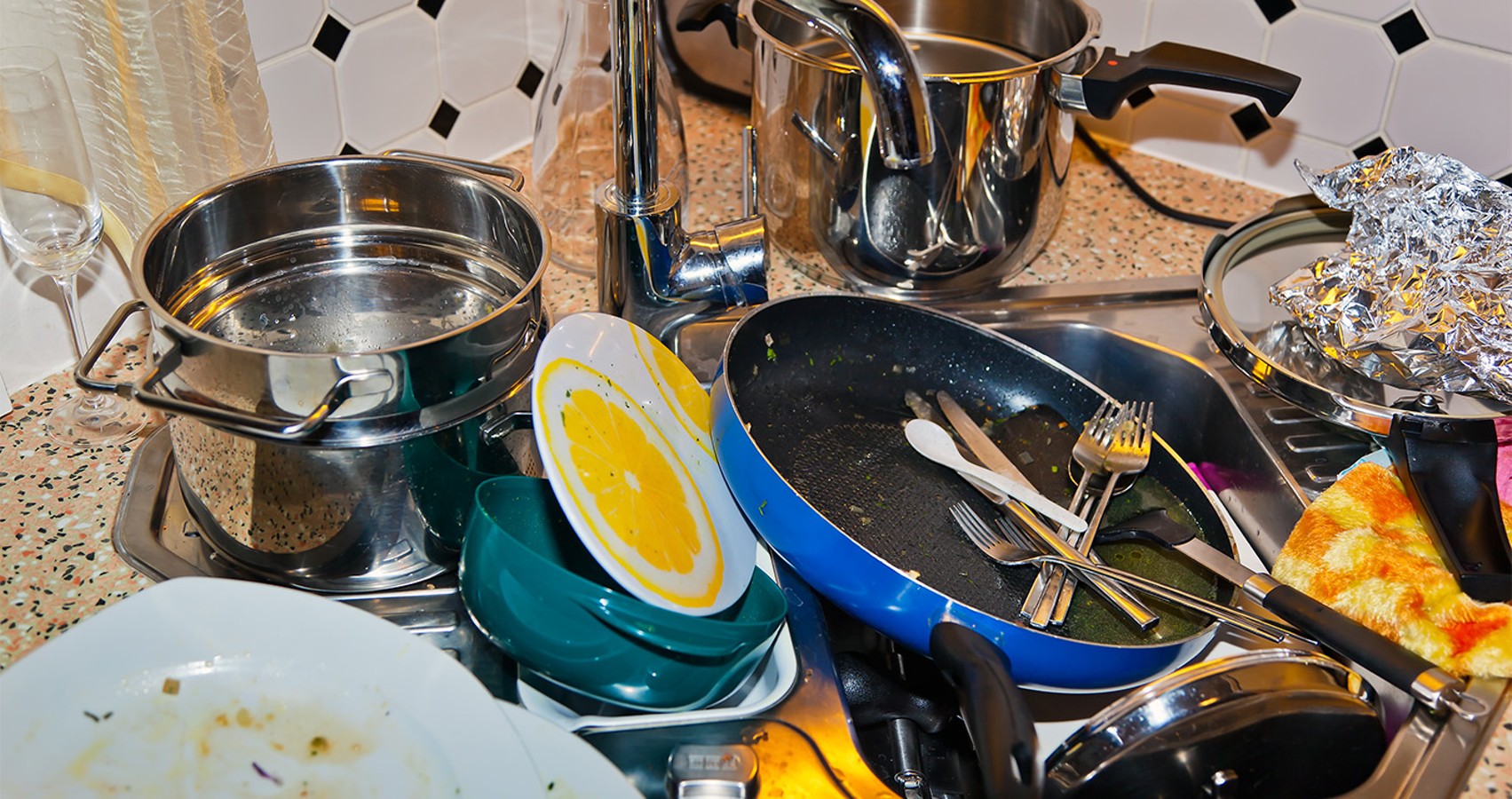 Грязная посуда примета. Грязная посуда. Гора посуды. Грязная посуда в раковине. Грязная посуда на кухне.