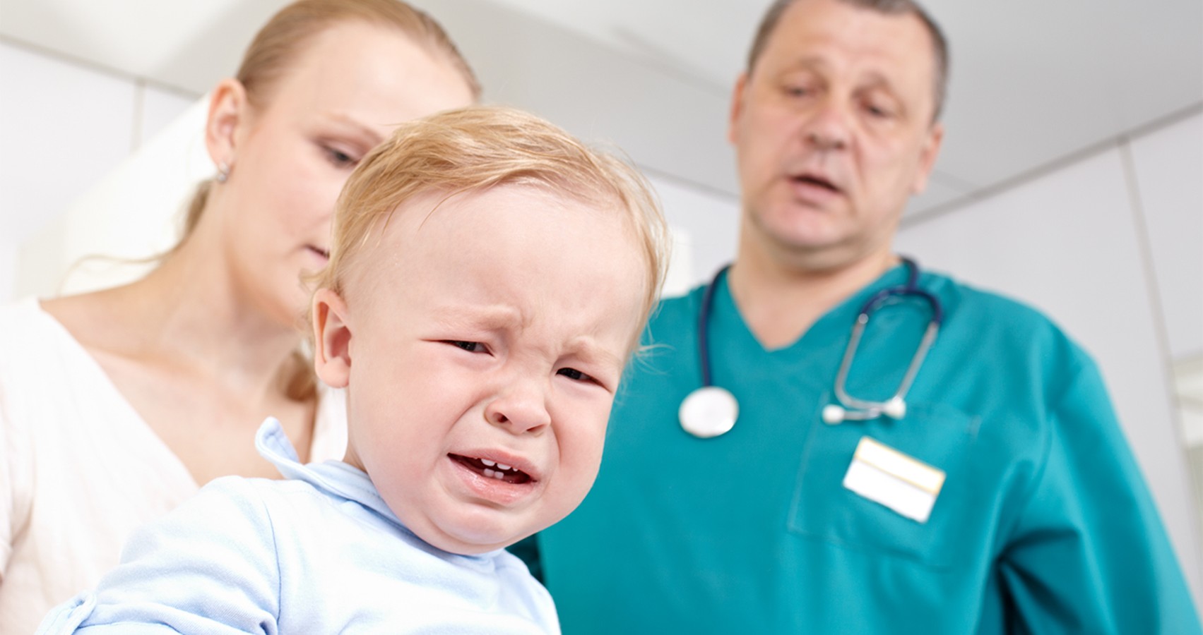 Боюсь врачей что делать. Дети боятся врачей. Дети плачут у доктора. Ребенок плачет у врача. Детский страх врачей.