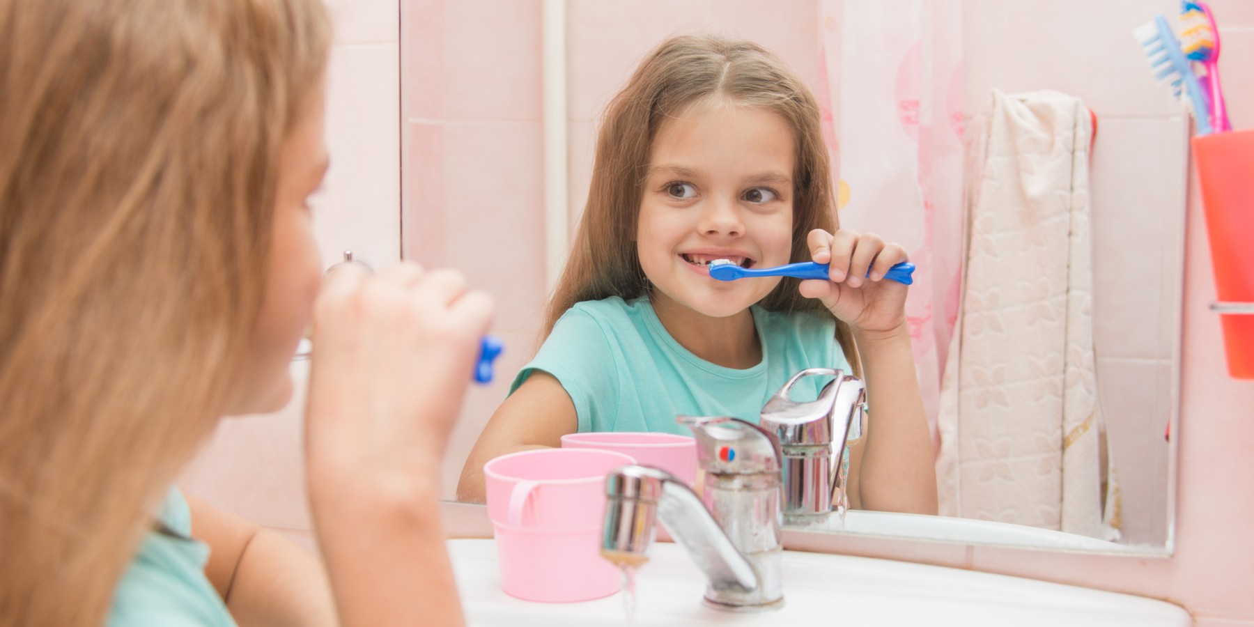 I wash and clean my teeth. Девочка умывается. Умывание и чистка зубов. Ребенок умывается. Ребенок чистит зубы.