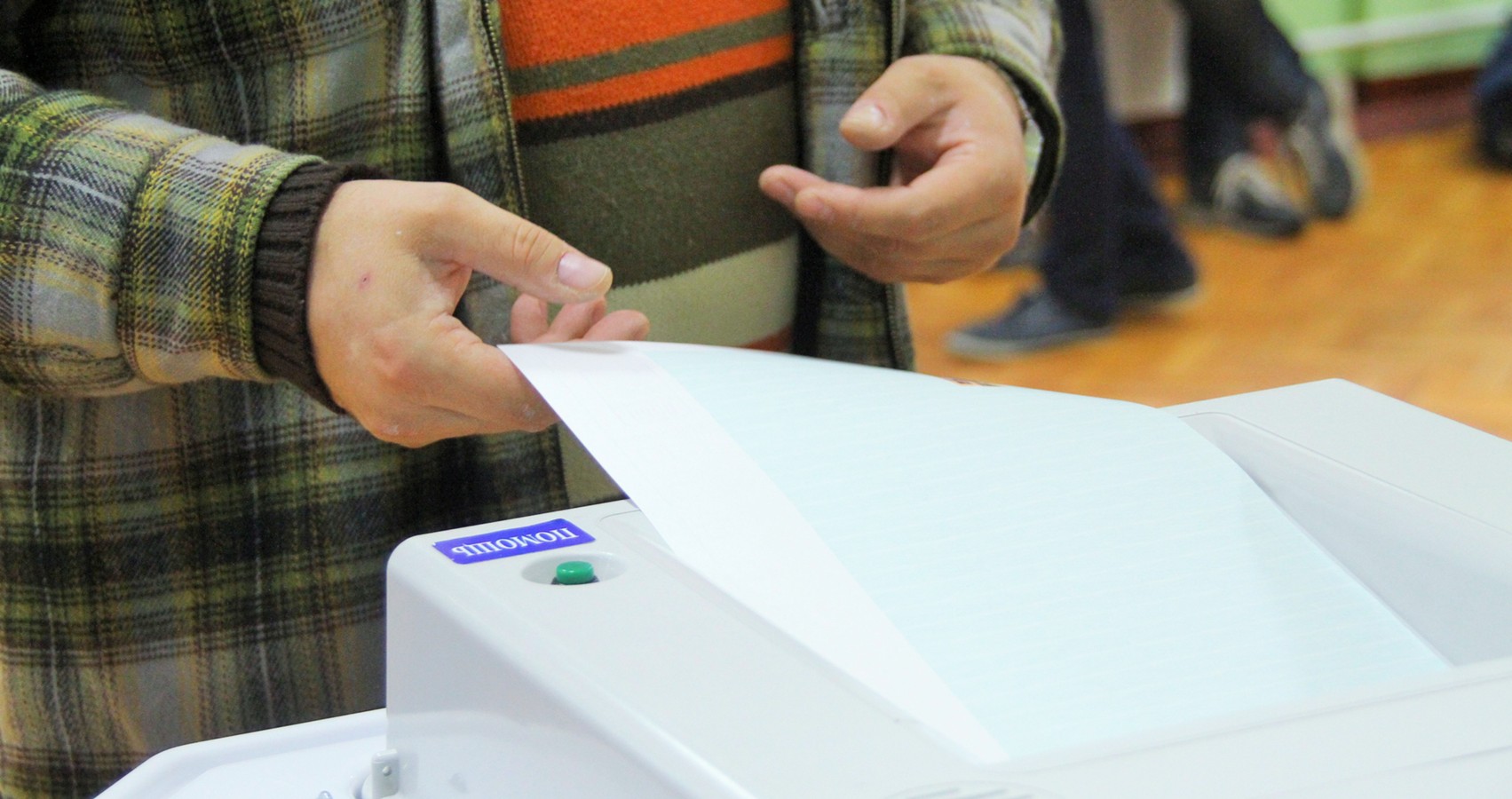 Будет ли голосование в москве. Голосование на выборах. Электронное голосование на избирательном участке. Выборы в Москве.