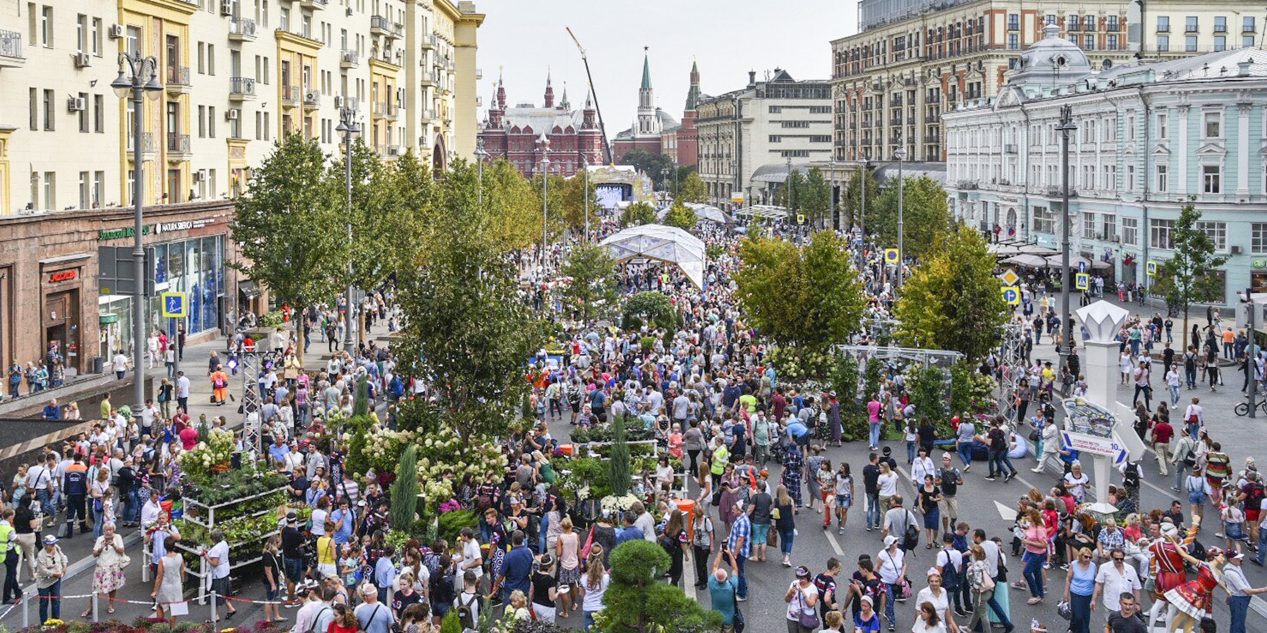 Какой день в москве. С днем города Москва. Тверская улица день города. Тверская улица Москва. Праздничная Москва.