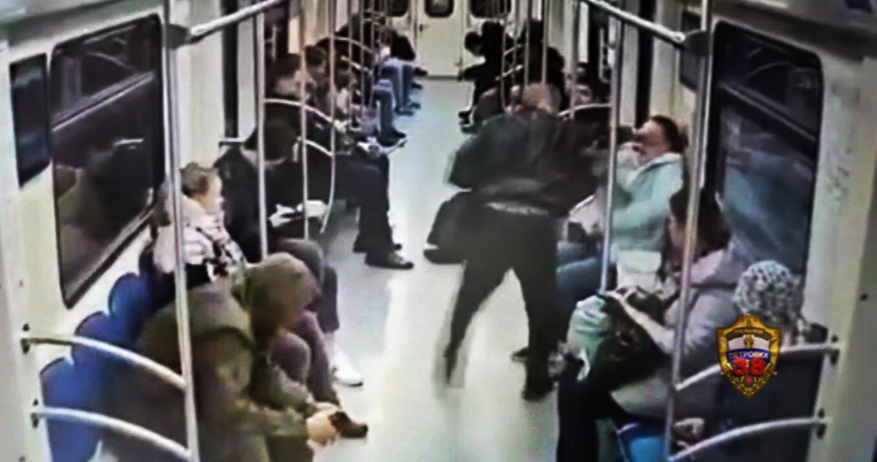 Можно ли в метро с ножом. Поезд призрак в Московском метро. Женщины в метро. Вагон метро.