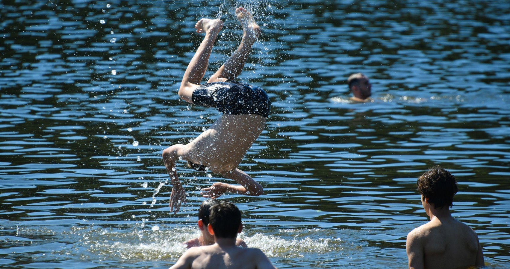 Купаться по составу. Купание в водоемах. Дети купаются в реке. Купаться на спортивной.