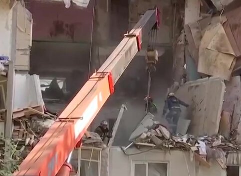 Момент повторного обрушения стены в доме в Балашихе попал на видео |  20.09.2023 | Москва - БезФормата