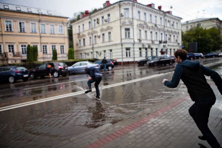 Мероприятия после дождя. Рекорд по осадкам в Москве фото. Красная площадь ливень сильный. Сегодня будет первой половине дня дождь.