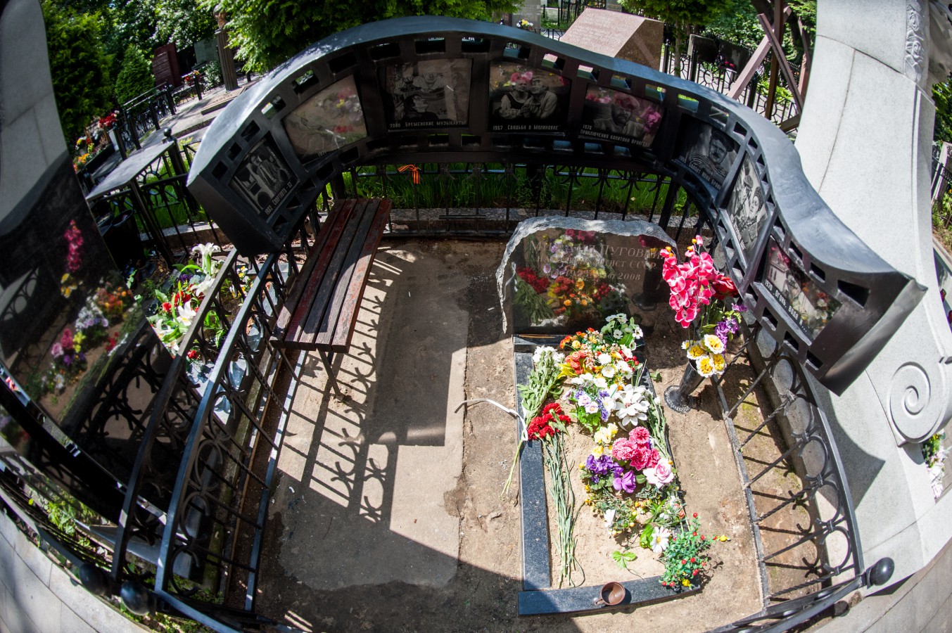 Ваганьковское кладбище monument m. Ваганьковское кладбище могилы Пуговкин. Пуговкин памятник на Ваганьковском кладбище.