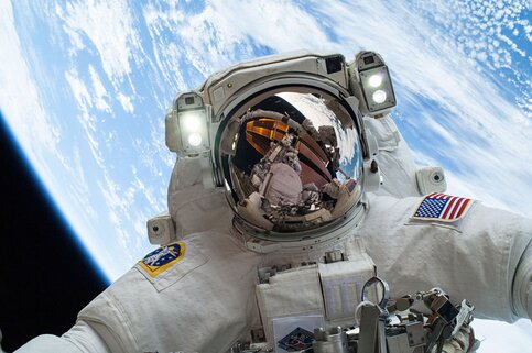 NASA заключило контракт с частной компанией на доставку астронавтов на орбиту
