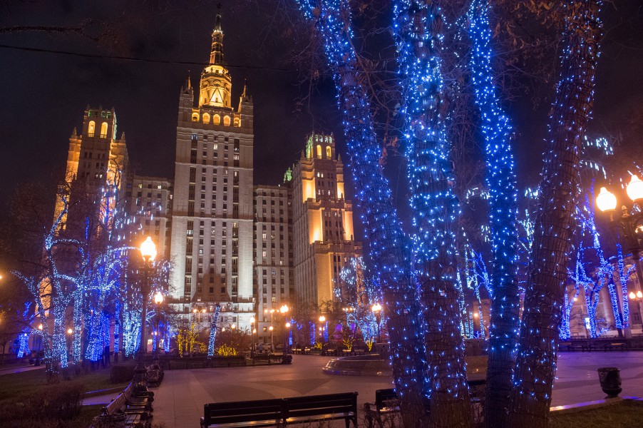 Освещение москвы. Ночные иллюминации Москва. Иллюминация на домах Москва. Ночное освещение зданий в городе. Декоративное освещение в нашем городе.