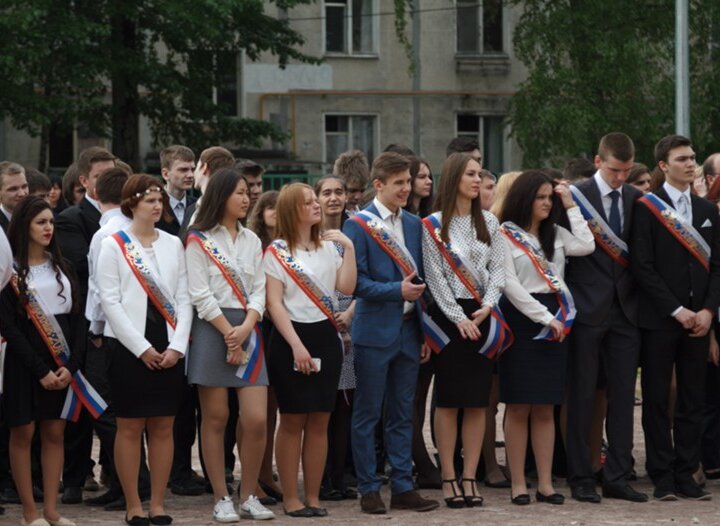 Случай на линейке. Последний звонок Москва. Последний звонок 2018 Москва. Последний звонок школа 716 2015г Москва. Выпускной школы 514 Москва 2000г.