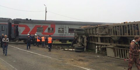 Пассажирский поезд столкнулся с грузовиком в Югре