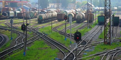 Семь вагонов грузового поезда сошли с рельсов на станции Перово