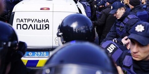 Родители погибших под Одессой детей штурмуют мэрию. Применен слезоточивый газ
