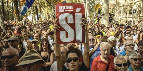 Жители Каталонии приветствуют решение парламента по независимости. Видео