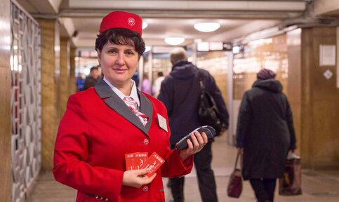 До конца 2017 всех кассиров в московском метро облачат в спецформу