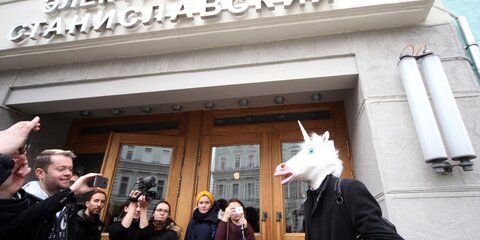 Неизвестный в маске единорога попытался сорвать пресс-конференцию Собчак