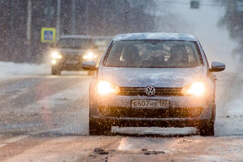 Мокрый снег осложнил движение транспорта в российской столице