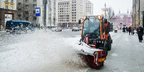 Коммунальная техника начала убирать снег на столичных улицах
